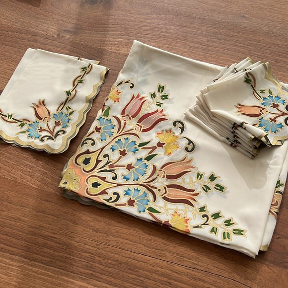 NWOT Total of 13-piece Tablecloth and Napkin Set - Picture 16 of 16
